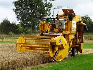una gran máquina amarilla en un campo